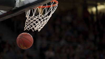 NBA比赛中斯蒂芬库里超远三分命中